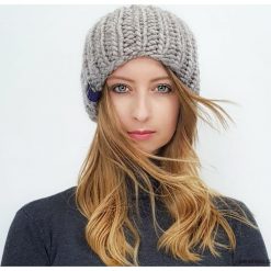 Szara czapka z wełny i alpaki na drutach. Szare czapki damskie marki Pakamera, bez wzorów, z wełny. Za 179,00 zł.