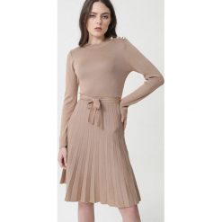 Ciemnobeżowa Sukienka Myuna. Brązowe sukienki damskie Born2be, s, bez wzorów, z dzianiny, eleganckie, bez kołnierzyka, bez rękawów, rozkloszowane. Za 139,99 zł.