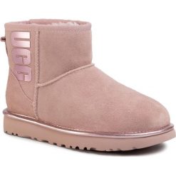 Buty UGG - W Classic Mini Ugg Rubber Logo 1110087 Pcmt. Różowe kozaki damskie Ugg, ze skóry. Za 729,00 zł.