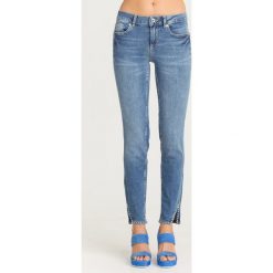 JEANSY SWEET SLIM FIT LIU JO. Niebieskie jeansy damskie Liu Jo, z aplikacjami, z elastanu. Za 395,40 zł.