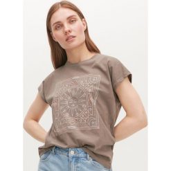 T-shirt z nadrukiem -. T-shirty damskie Reserved, z nadrukiem, bez kołnierzyka. W wyprzedaży za 15,99 zł.