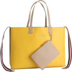 Torebka TOMMY HILFIGER - Iconic Tommy Tote AW0AW06833 904. Żółte torebki klasyczne damskie TOMMY HILFIGER, bez wzorów, ze skóry ekologicznej, bez dodatków. Za 579,00 zł.