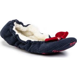 Kapcie TOMMY HILFIGER - Tommy Round Travel Pack FW0FW04856 Desert Sky DW5. Niebieskie klapki damskie TOMMY HILFIGER, bez wzorów, z materiału, bez obcasa. Za 179,00 zł.
