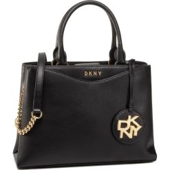Torebka DKNY - Dayna R02DKI61 Blk/Gold BGD. Czarne torebki klasyczne damskie DKNY, bez wzorów, ze skóry, klasyczne, bez dodatków. Za 1339,00 zł.