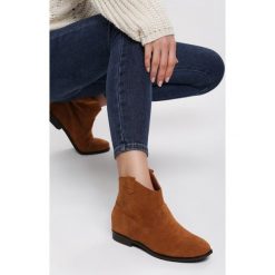 Camelowe Botki Iteco. Brązowe botki damskie Renee, z okrągłym noskiem. Za 139,99 zł.