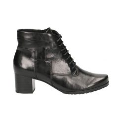Caprice Botki czarny female czarny 42 (UK8). Czarne botki damskie Caprice, ze skóry, bez obcasa, na sznurówki. W wyprzedaży za 129,00 zł.