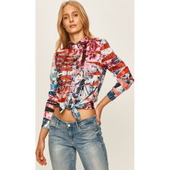 Guess Jeans - Koszula. Bluzki damskie Guess Jeans, na co dzień, s, z aplikacjami, z poliesteru, klasyczne, z klasycznym kołnierzykiem, z długim rękawem. W wyprzedaży za 279,93 zł.