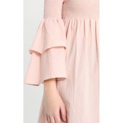 Bluzki damskie: NAKD DEBIFLUE SMOCKED OFF SHOULDER Bluzka pink peach