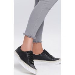 Czarne Trampki Flight Tonight. Czarne espadryle damskie Renee. Za 59,99 zł.