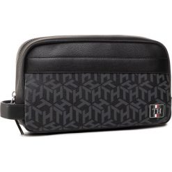 Kosmetyczka TOMMY HILFIGER - Coated Canvas Washbag AM0AM05845 0GJ. Czarne kosmetyczki męskie TOMMY HILFIGER, bez wzorów, ze skóry ekologicznej. Za 299,00 zł.