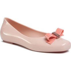 Baleriny MELISSA - Aura Ad 32925 Light Pink 01276. Różowe baleriny damskie Melissa, na co dzień, bez wzorów, z tworzywa sztucznego, klasyczne, bez obcasa, bez zapięcia. Za 319,00 zł.