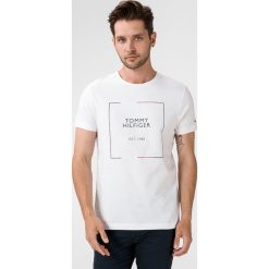 Tommy Hilfiger Koszulka Biały. Białe podkoszulki męskie TOMMY HILFIGER, m, z nadrukiem, z bawełny, bez kołnierzyka, z krótkim rękawem, krótkie. Za 221,95 zł.