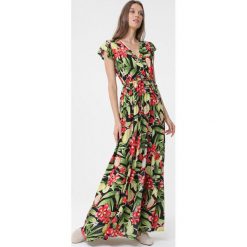 Czarna Sukienka Morrow. Czarne sukienki damskie Born2be, s, w paski, z tkaniny, z falbankami, z krótkim rękawem, krótkie, mini, kopertowe. Za 79,99 zł.