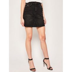Spódnica jeansowa Tommy Jeans Short Denim DW0DW07684. Czarne spódniczki damskie Tommy Jeans, bez wzorów, z elastanu. W wyprzedaży za 319,00 zł.