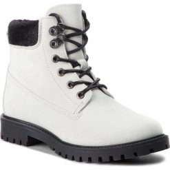 Trapery GUESS - FLTMR3 LEA10 WHIGO. Białe trapery damskie Guess, ze skóry, klasyczne, bez obcasa, bez zapięcia. W wyprzedaży za 399,00 zł.