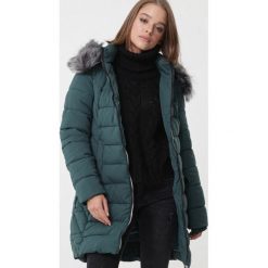 Ciemnozielona Kurtka Tyseley. Zielone kurtki damskie Born2be, na zimę, s, z aplikacjami, z tkaniny, eleganckie, z kapturem. Za 239,99 zł.