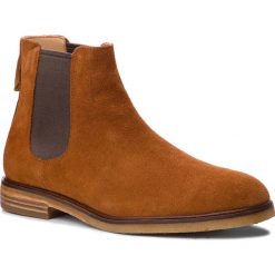 Sztyblety CLARKS - Clarkdale Gobi 261362527 Dark Tan Suede. Pomarańczowe sztyblety męskie Clarks, ze skóry, bez zapięcia. W wyprzedaży za 439,00 zł.