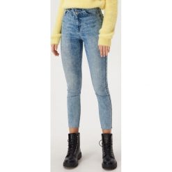 Jeansy skinny z bardzo wysokim stanem - Niebieski. Niebieskie jeansy damskie Sinsay, z podwyższonym stanem. Za 69,99 zł.
