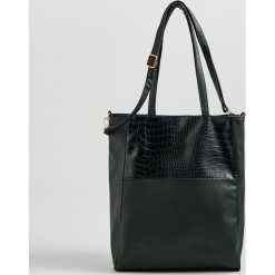 Torba shopper z wężową fakturą - Czarny. Czarne torby damskie na zakupy Sinsay, bez wzorów, bez dodatków. Za 39,99 zł.