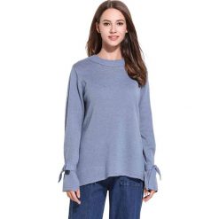 Sweter w kolorze jasnoniebieskim. Niebieskie swetry damskie Swetry na chłodne dni, bez wzorów, ze splotem, bez rękawów, bez kaptura. W wyprzedaży za 114,95 zł.