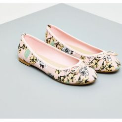 Baleriny w kwiaty. Różowe baleriny damskie Moodo, w kwiaty, bez obcasa. Za 14,99 zł.