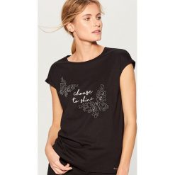 Koszulka z połyskującą aplikacją - Czarny. Czarne t-shirty damskie Mohito, l, z aplikacjami. Za 49,99 zł.