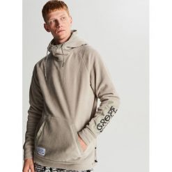 Polarowa bluza z kapturem - Kremowy. Białe bluzy męskie Cropp, s, bez wzorów, z polaru, z kapturem, bez rękawów, z kapturem. W wyprzedaży za 99,99 zł.