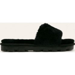 UGG - Kapcie Cozette. Różowe kapcie damskie Ugg, z wełny. W wyprzedaży za 299,90 zł.
