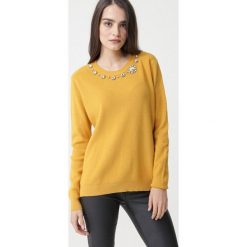 Żółty Sweter Arriello. Żółte swetry damskie Born2be, xl, bez wzorów, bez rękawów, bez kaptura. W wyprzedaży za 59,99 zł.