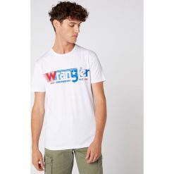 Wrangler Koszulka Biały. Białe podkoszulki męskie Wrangler, s, z nadrukiem, z bawełny, bez kołnierzyka, z krótkim rękawem, krótkie. Za 102,95 zł.