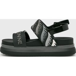 Melissa - Sandały Cosmic Sandal II + A La Garconne. Czarne klapki damskie Melissa, bez wzorów, z materiału, bez obcasa, na obcasie. W wyprzedaży za 219,90 zł.