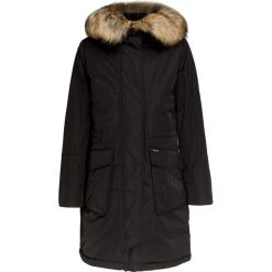 Parka WOOLRICH MILITARY. Zielone kurtki damskie Woolrich, bez wzorów, z tkaniny, z kapturem. W wyprzedaży za 3850,00 zł.
