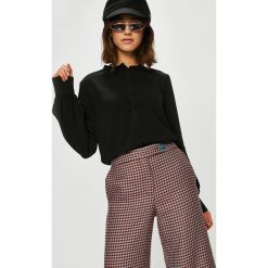 Only - Bluzka Fanny. Czarne bluzki damskie marki ONLY, z wiskozy, casualowe, ze stójką, z krótkim rękawem. W wyprzedaży za 59,90 zł.