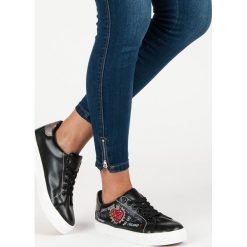 CZARNE TRAMPKI Z PRINTEM. Czarne tenisówki damskie Merg. Za 49,99 zł.