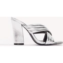 Klapki damskie: NA-KD Shoes Metaliczne klapki Cross – Silver