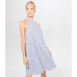 Plisowana sukienka z dekoltem halter - Niebieski. Niebieskie sukienki damskie Mohito, s, bez wzorów, bez kołnierzyka, bez rękawów. W wyprzedaży za 99,99 zł.