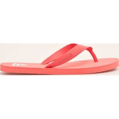 Reebok - Japonki. Różowe klapki damskie Reebok, bez wzorów, z materiału, bez obcasa, na obcasie. W wyprzedaży za 59,90 zł.