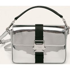 Tommy Jeans - Torebka. Szare listonoszki damskie Tommy Jeans, w paski, z poliesteru, na ramię, z aplikacjami. W wyprzedaży za 399,90 zł.