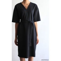 Sukienka CLASSY SUMMER SHORT BLACK. Czarne sukienki balowe Pakamera, na lato, z klasycznym kołnierzykiem, z krótkim rękawem, midi. Za 400,00 zł.