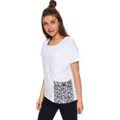 Damski t-shirt oversize z printowana kieszenią. Białe t-shirty damskie z nadrukiem, z okrągłym kołnierzem. W wyprzedaży za 19,99 zł.