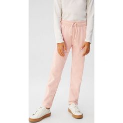 Mango Kids - Spodnie dziecięce Praga 122-164 cm. Różowe spodnie dziewczęce Mango Kids, bez wzorów, z bawełny. Za 45,90 zł.