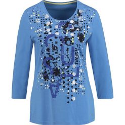 Koszulka w kolorze niebieskim. Niebieskie koszulki damskie Gerry Weber, z nadrukiem, z okrągłym kołnierzem, z długim rękawem. W wyprzedaży za 55,95 zł.