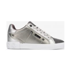 Guess Puxly3 Tenisówki Srebrny. Szare trampki i tenisówki damskie Guess, z aplikacjami, z materiału, bez zapięcia. Za 480,95 zł.