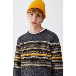 Sweter z żakardowym wzorem na piersi. Swetry męskie Pull&Bear, m, bez wzorów, z żakardem, bez kołnierzyka, bez kaptura. Za 89,90 zł.
