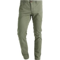 Tommy Jeans BASIC SLIM FERRY Chinosy deep lichen. Brązowe jeansy męskie regular Tommy Jeans. Za 399,00 zł.