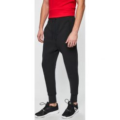 Reebok - Spodnie. Czarne spodnie męskie Reebok, s, bez wzorów, z elastanu, sportowe. W wyprzedaży za 229,90 zł.