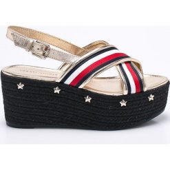 Tommy Hilfiger - Sandały. Szare koturny damskie TOMMY HILFIGER, bez obcasa, na obcasie, na klamry. W wyprzedaży za 269,90 zł.
