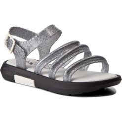 Sandały MELISSA - Flox + Vitorino Campos 32228 Black/Glitter Silver 52959. Szare klapki damskie Melissa, bez wzorów, z tworzywa sztucznego, bez obcasa. W wyprzedaży za 229,00 zł.