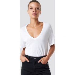NA-KD Basic T-shirt basic z dekoltem V - White. Białe t-shirty damskie marki NA-KD Basic, bez wzorów, z dzianiny, klasyczne, z klasycznym kołnierzykiem. Za 52,95 zł.
