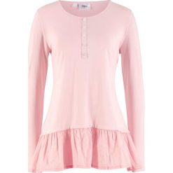 Długi shirt z plisą guzikową i falbaną bonprix pastelowy jasnoróżowy. Różowe koszulki damskie marki bonprix, bez wzorów, bez kołnierzyka. Za 37,99 zł.